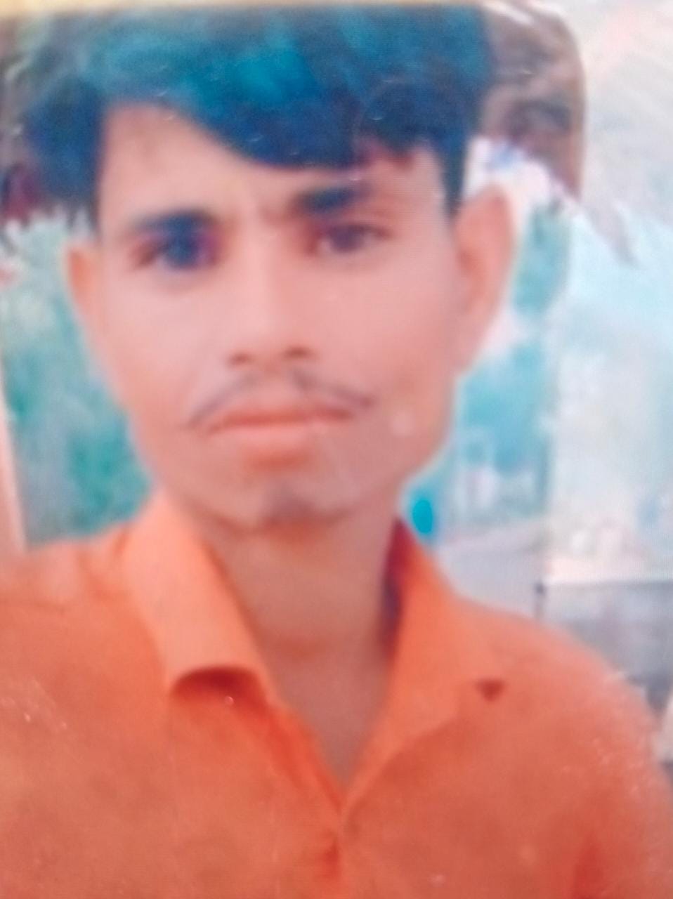 खाद को लेकर मृतक ललितपुर के किसान महेश बुनकर का फाइल फोटो खाद को लेकर मृतक ललितपुर के किसान महेश बुनकर का फाइल फोटो
