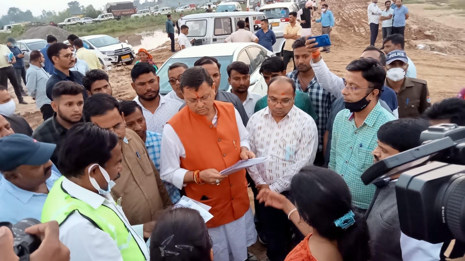 खटीमा में पहेनिया स्थित लोहियापुल बाईपास निर्माण कार्य की जानकारी लेते सीएम धामी।