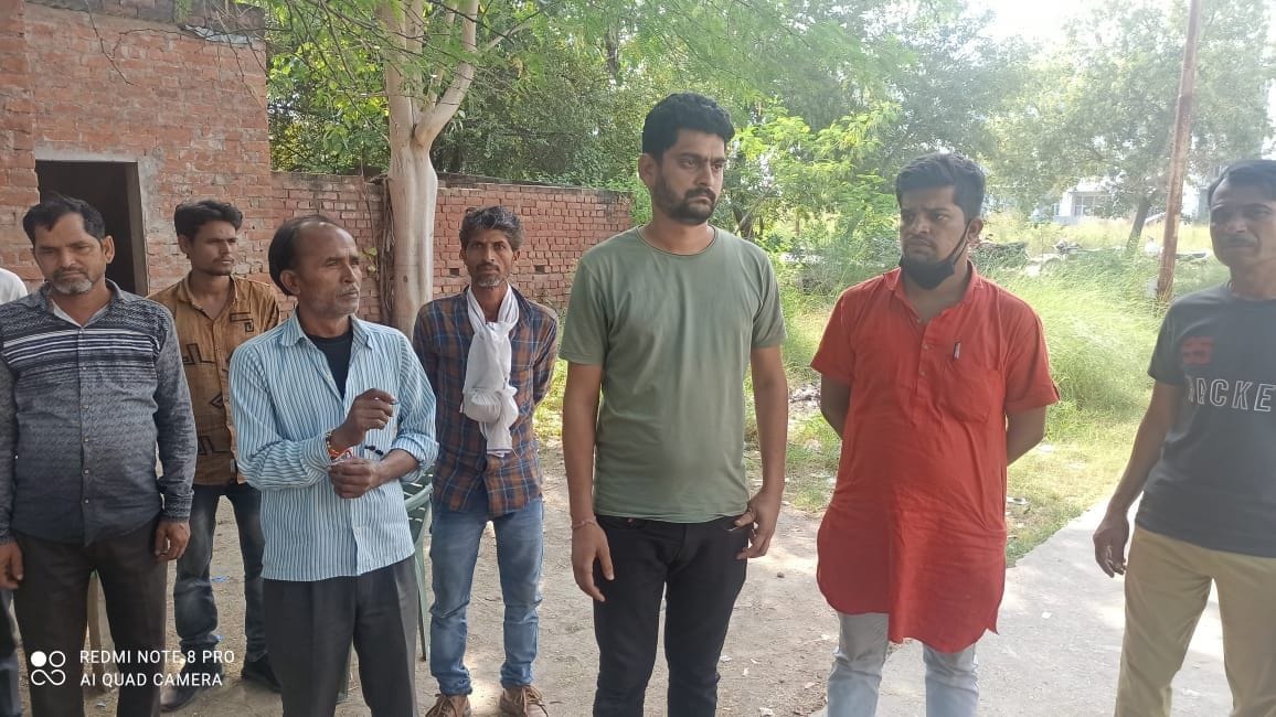 पोस्टमार्टम हाउस में खड़े गमगीन परिजन पोस्टमार्टम हाउस में खड़े गमगीन परिजन