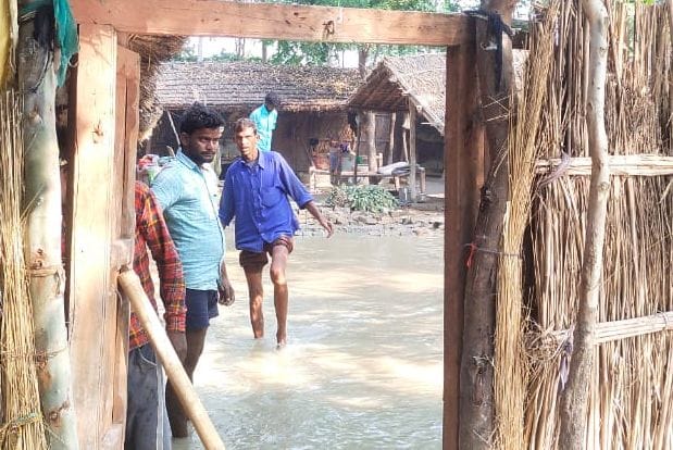 फोटो-48- अदनिया में घर में भरा पानी दिखाते छोटेलाल। संवाद फोटो-48- अदनिया में घर में भरा पानी दिखाते छोटेलाल। संवाद
