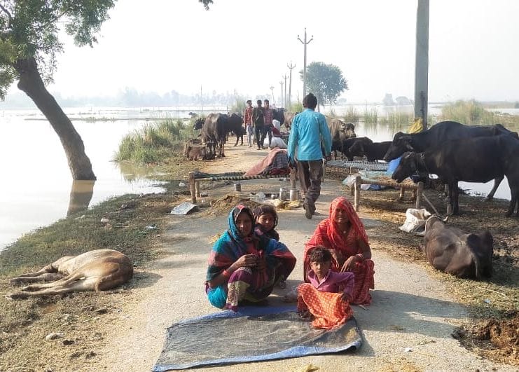 फोटो-49- सड़क किनारे डेरा डाले अदनिया निवासी प्रेमवती और किरन। संवाद फोटो-49- सड़क किनारे डेरा डाले अदनिया निवासी प्रेमवती और किरन। संवाद