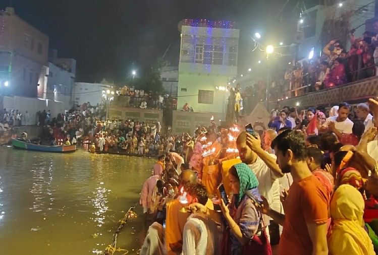 मथुरा: राधाकुंड पर उमड़ा आस्था का सैलाब
