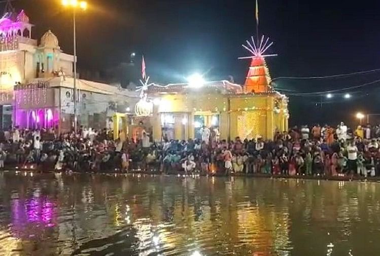 मथुरा: राधाकुंड पर उमड़ा आस्था का सैलाब
