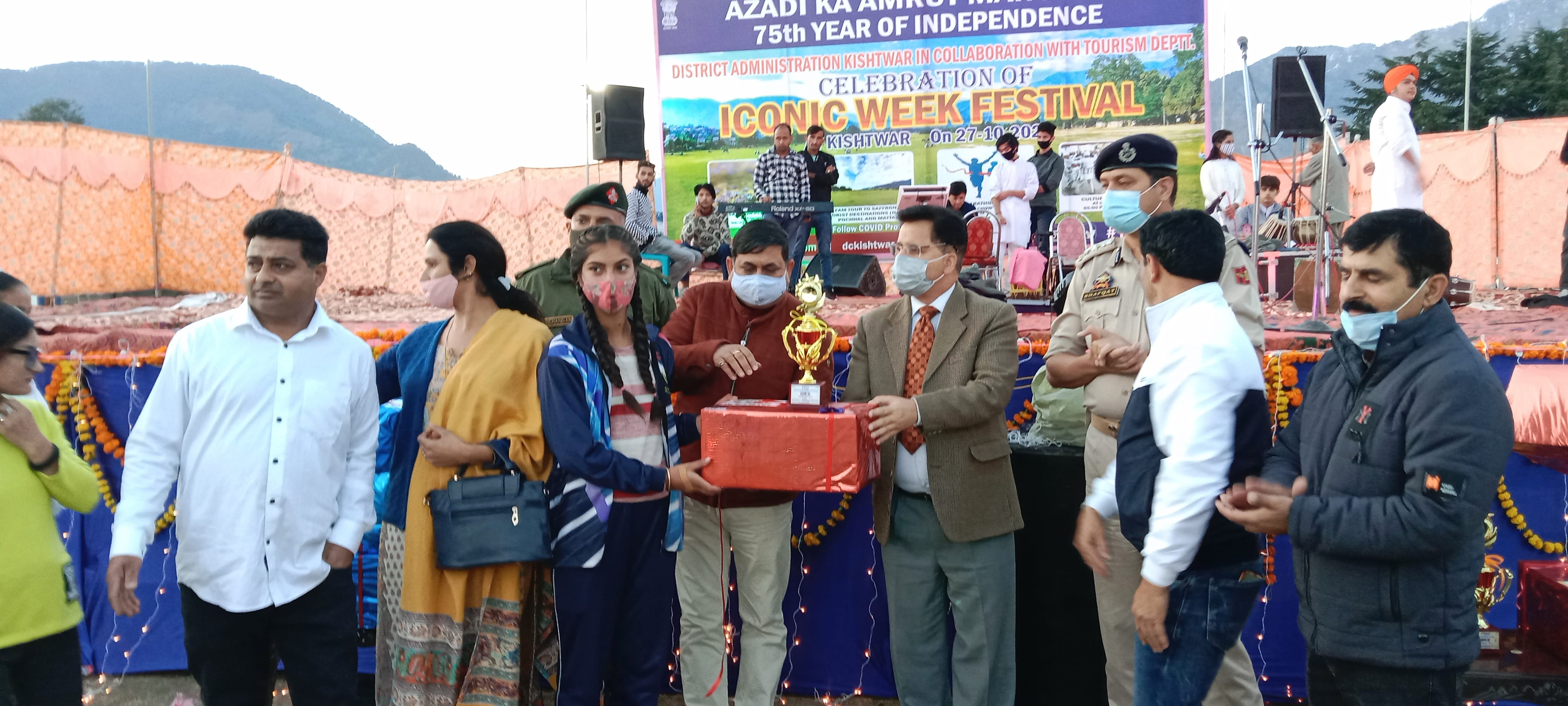 फोटो...किश्तवाड़ में आईकॉनिक फेस्टीवल में मैराथन में विजयी, बच्चे और सांस्कृतिक कार्यक्रम