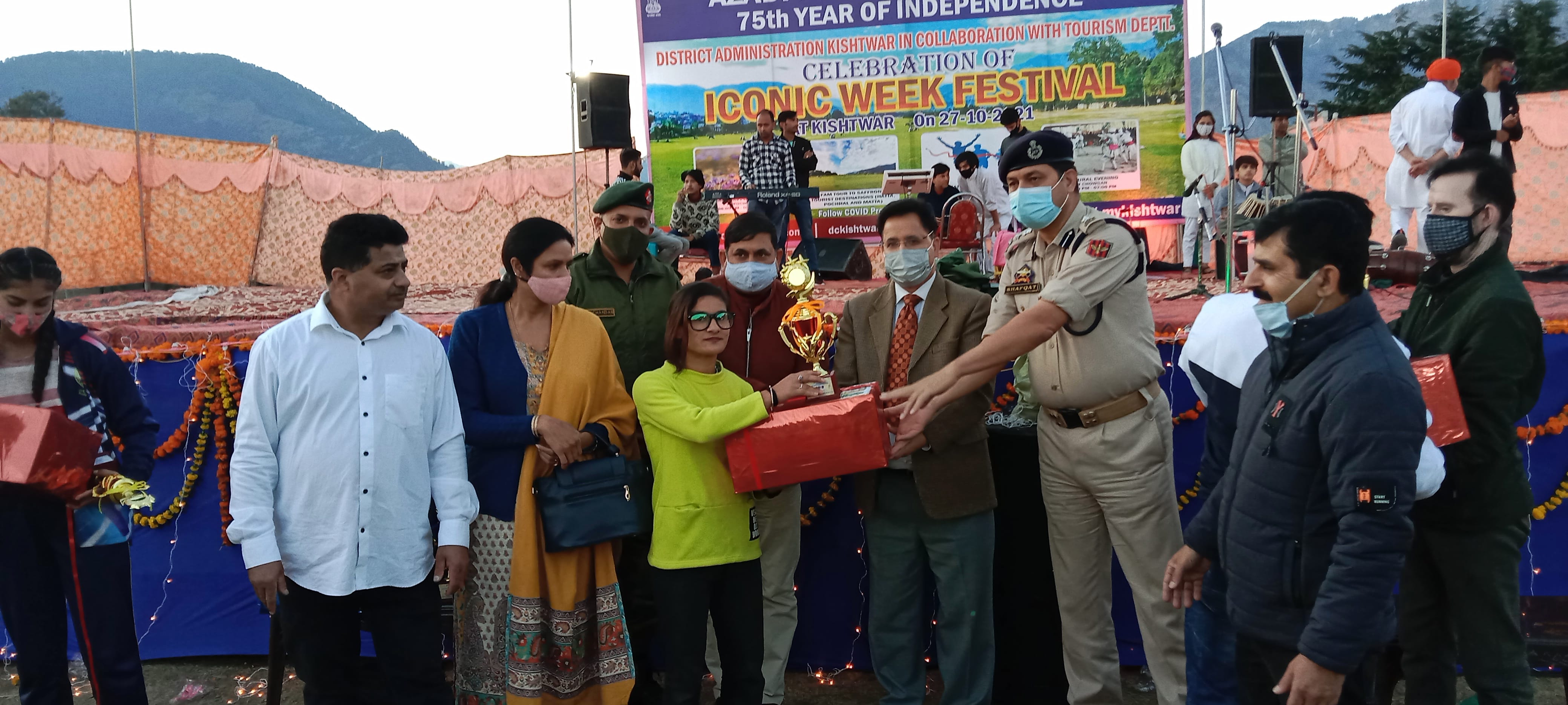 फोटो...किश्तवाड़ में आईकॉनिक फेस्टीवल में मैराथन में विजयी, बच्चे और सांस्कृतिक कार्यक्रम