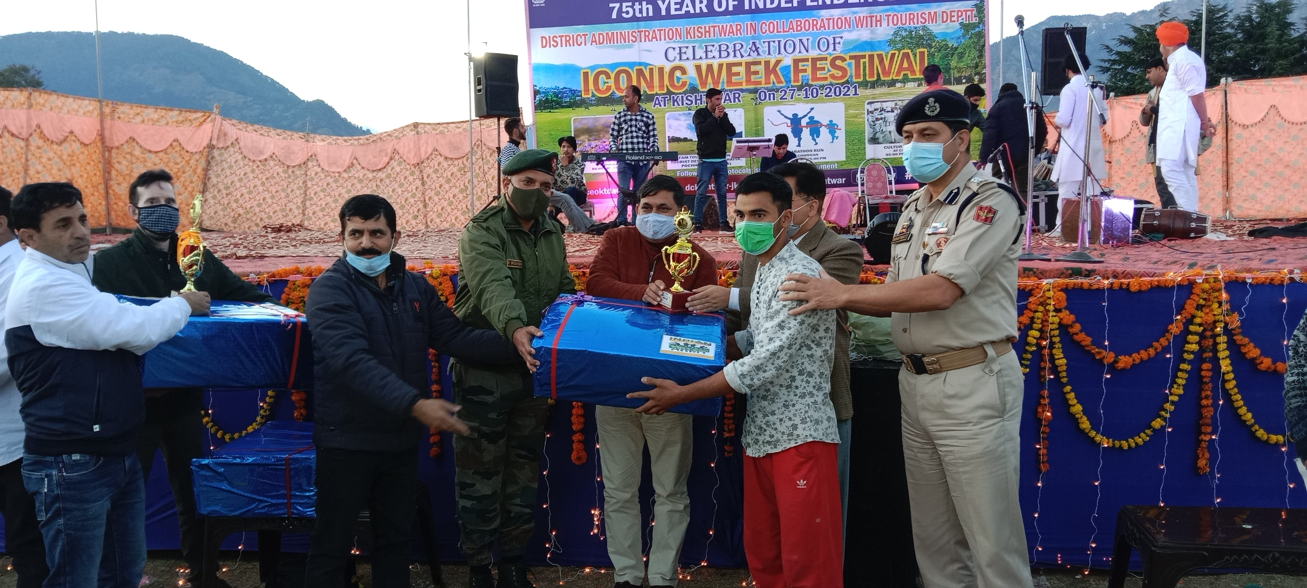 फोटो...किश्तवाड़ में आईकॉनिक फेस्टीवल में मैराथन में विजयी, बच्चे और सांस्कृतिक कार्यक्रम