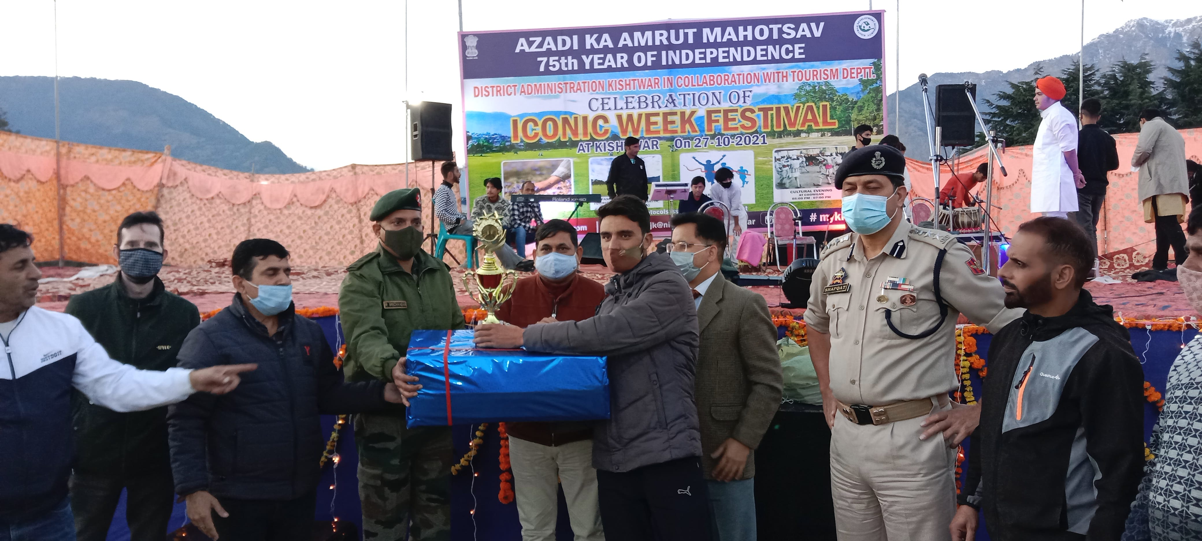 फोटो...किश्तवाड़ में आईकॉनिक फेस्टीवल में मैराथन में विजयी, बच्चे और सांस्कृतिक कार्यक्रम