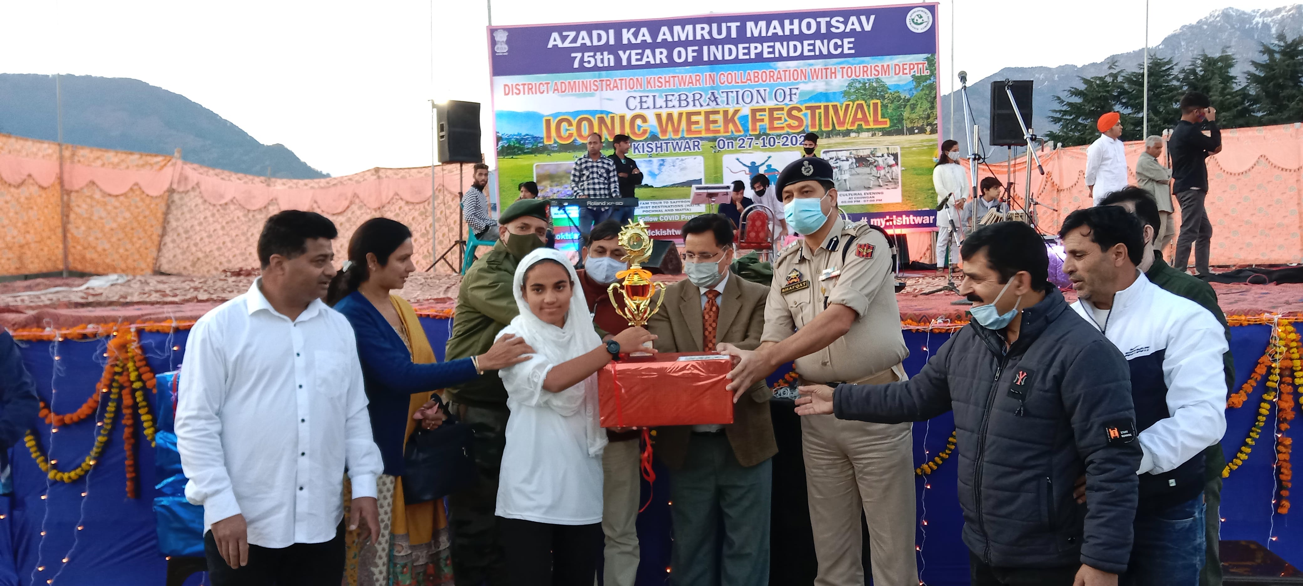 फोटो...किश्तवाड़ में आईकॉनिक फेस्टीवल में मैराथन में विजयी, बच्चे और सांस्कृतिक कार्यक्रम