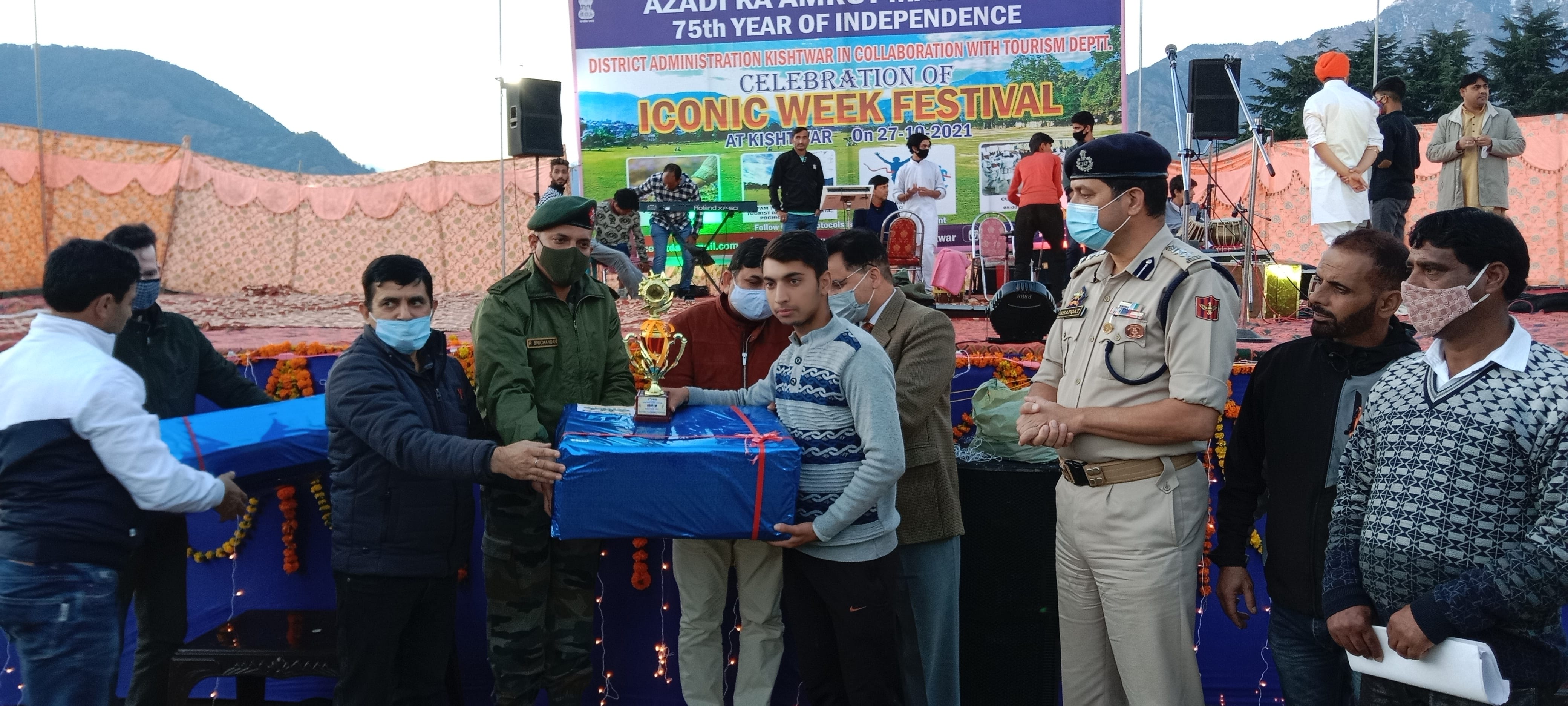 फोटो...किश्तवाड़ में आईकॉनिक फेस्टीवल में मैराथन में विजयी, बच्चे और सांस्कृतिक कार्यक्रम