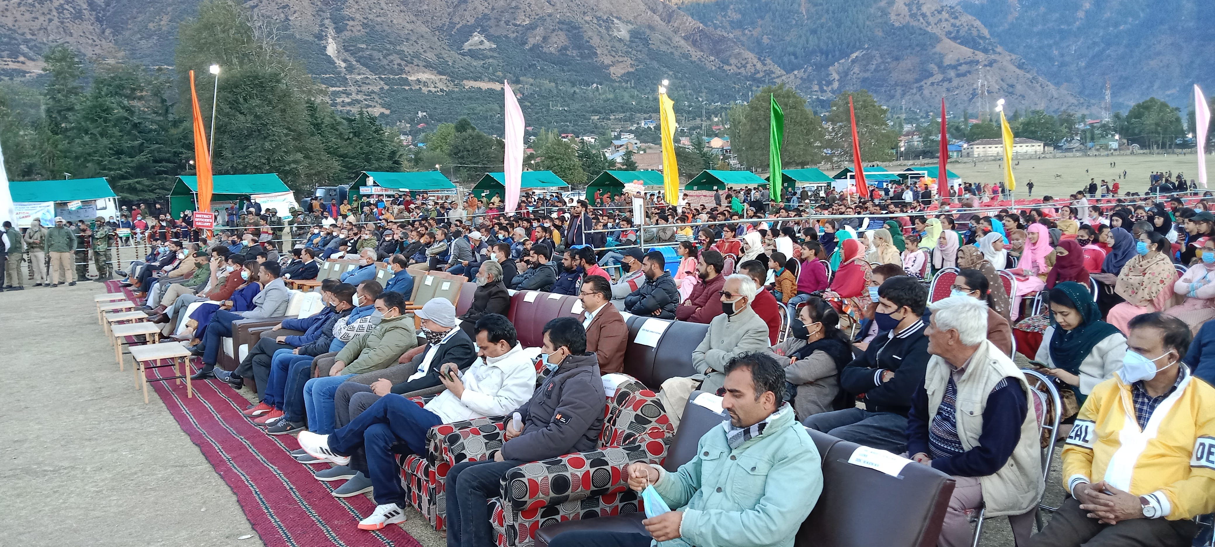 फोटो...किश्तवाड़ में आईकॉनिक फेस्टीवल में मैराथन में विजयी, बच्चे और सांस्कृतिक कार्यक्रम