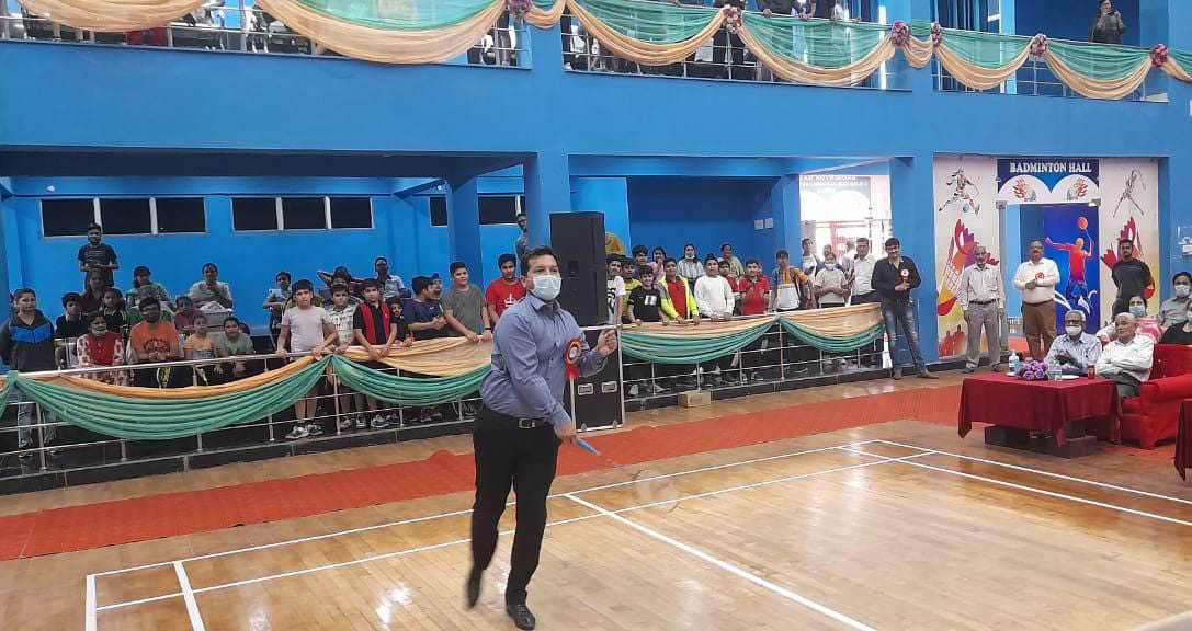अंबाला छावनी स्थित बैडमिंटन हाल में आयोजित ओपन जिला बैडमिंटन चैंपियनशिप का शुभारंभ करते अतिरिक? अंबाला छावनी स्थित बैडमिंटन हाल में आयोजित ओपन जिला बैडमिंटन चैंपियनशिप का शुभारंभ करते अतिरिक?
