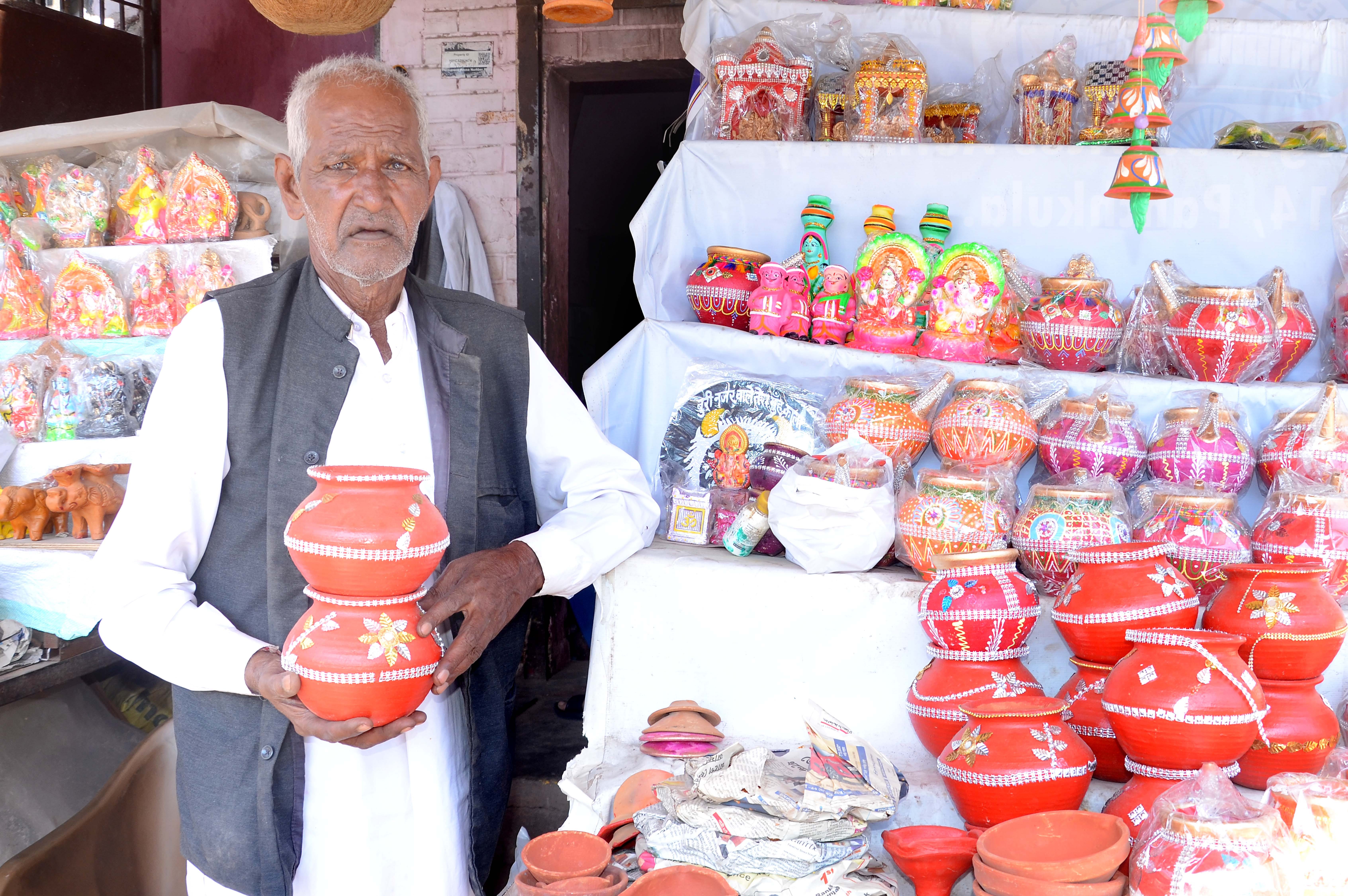 अंबाला सिटी के सिविल अस्पताल मार्कीट में मिट्टी के बर्तनों बारे जानकारी देता दुकानदार। अंबाला सिटी के सिविल अस्पताल मार्कीट में मिट्टी के बर्तनों बारे जानकारी देता दुकानदार।