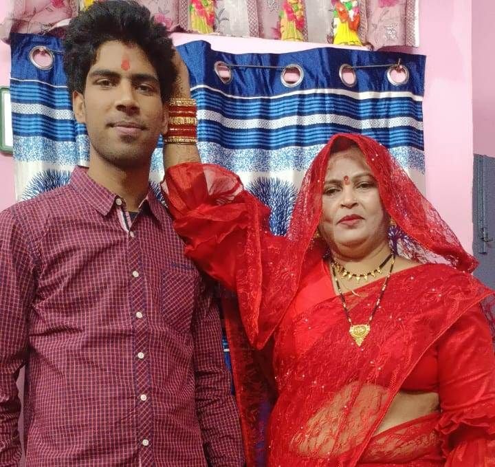 अहोई अष्टमी पर सादाबाद में अपने पुत्र को आशीर्वाद देती मां। अहोई अष्टमी पर सादाबाद में अपने पुत्र को आशीर्वाद देती मां।