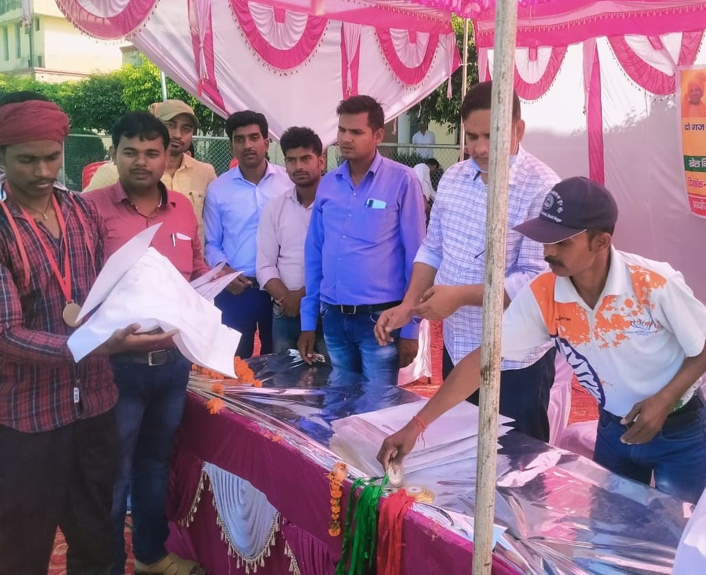 राबर्ट्सगंज तियरा विशिष्ट स्टेडियम में जनदप स्तीय खेलकूद प्रतियोगिता के प्रतिभागियों को सम्मा