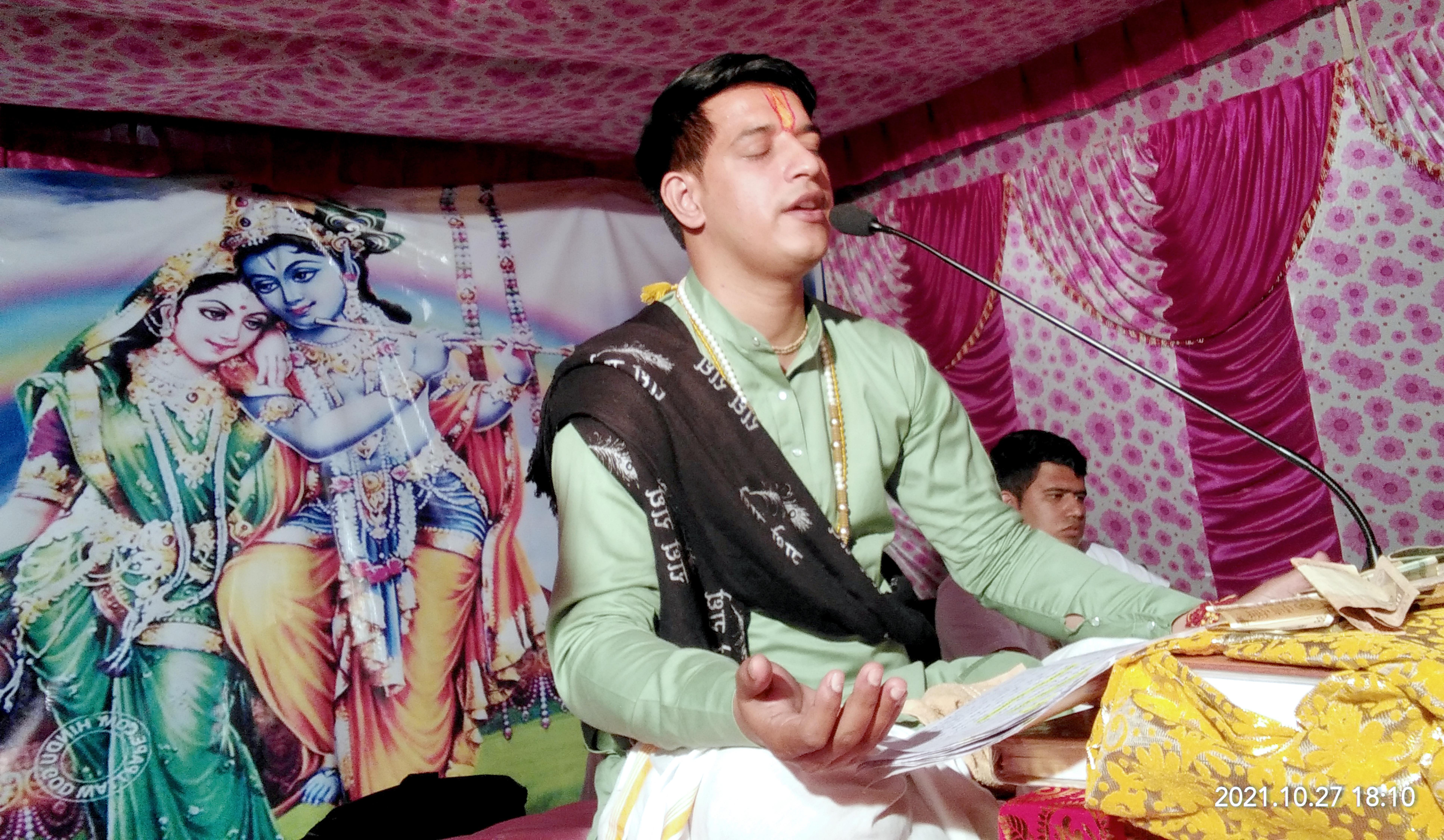 डिफैंस कालोनी में आयोजित श्रीमद भागवत कथा में प्रवचन करते कथावाचक।