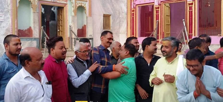 कासगंज सोरों जी को तीर्थ स्थल बनाएं जाने की घोषणा के बाद एक दूसरे के गले लगकर बधाई देते स्थानीय लो?