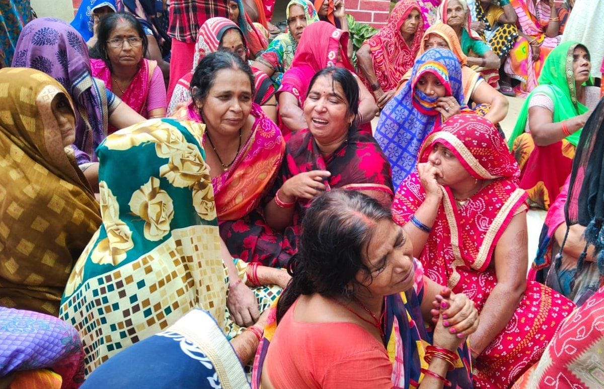 पट्टी कोतवाली क्षेत्र के धनगढ़ में बीएसएफ के जवान का शव पहुंचने पर बिलखते परिजन। संवाद पट्टी कोतवाली क्षेत्र के धनगढ़ में बीएसएफ के जवान का शव पहुंचने पर बिलखते परिजन। संवाद