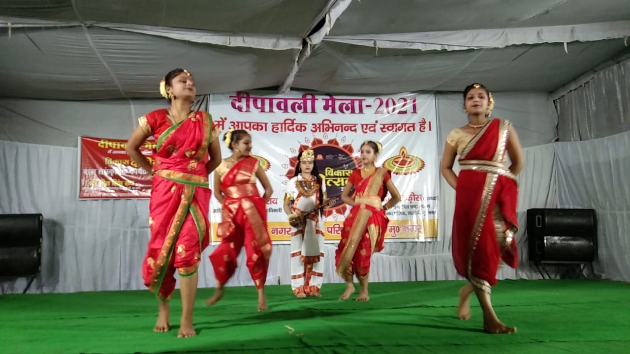 खतौली में दीपावली मेले में सांस्कृति कार्यक्रम के दौरान नृत्य प्रस्तुत करती बालिकाएं। खतौली में दीपावली मेले में सांस्कृति कार्यक्रम के दौरान नृत्य प्रस्तुत करती बालिकाएं।