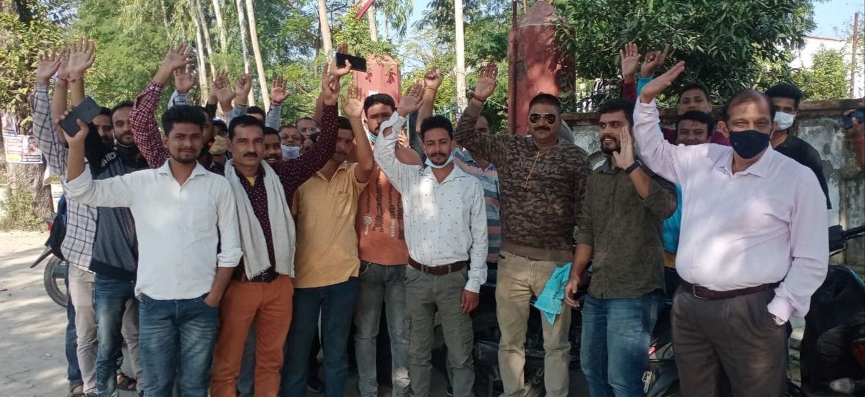 खटीमा में तहसील गेट पर प्रदर्शन करते धान क्रय केंद्र प्रभारी।