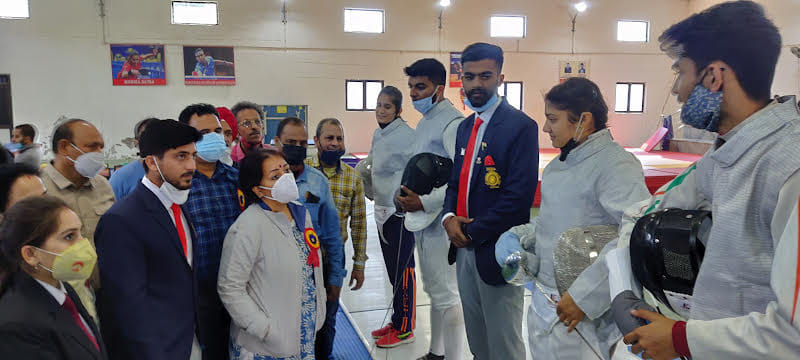 तलवारबाजी प्रतियोगिता में खिलाडियों से बात करती डीसी इंदू कंवल चिब