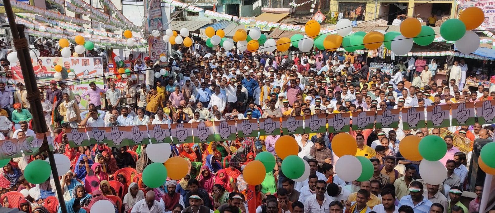 लालगंज चौराहे पर पहुंची कांग्रेस की प्रतिज्ञा यात्रा के दौरान जुटी भीड़। संवाद लालगंज चौराहे पर पहुंची कांग्रेस की प्रतिज्ञा यात्रा के दौरान जुटी भीड़। संवाद