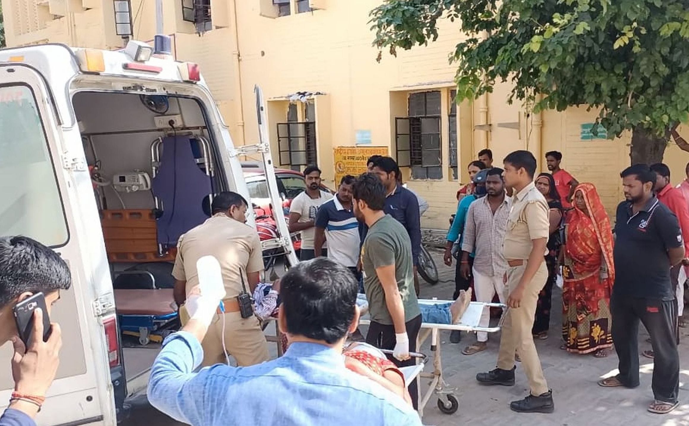 13 : अमेठी : थौरा गांव में हुई पिटाई के बाद एंबुलेंस से सीएचसी लाए गए घायल।  -संवाद