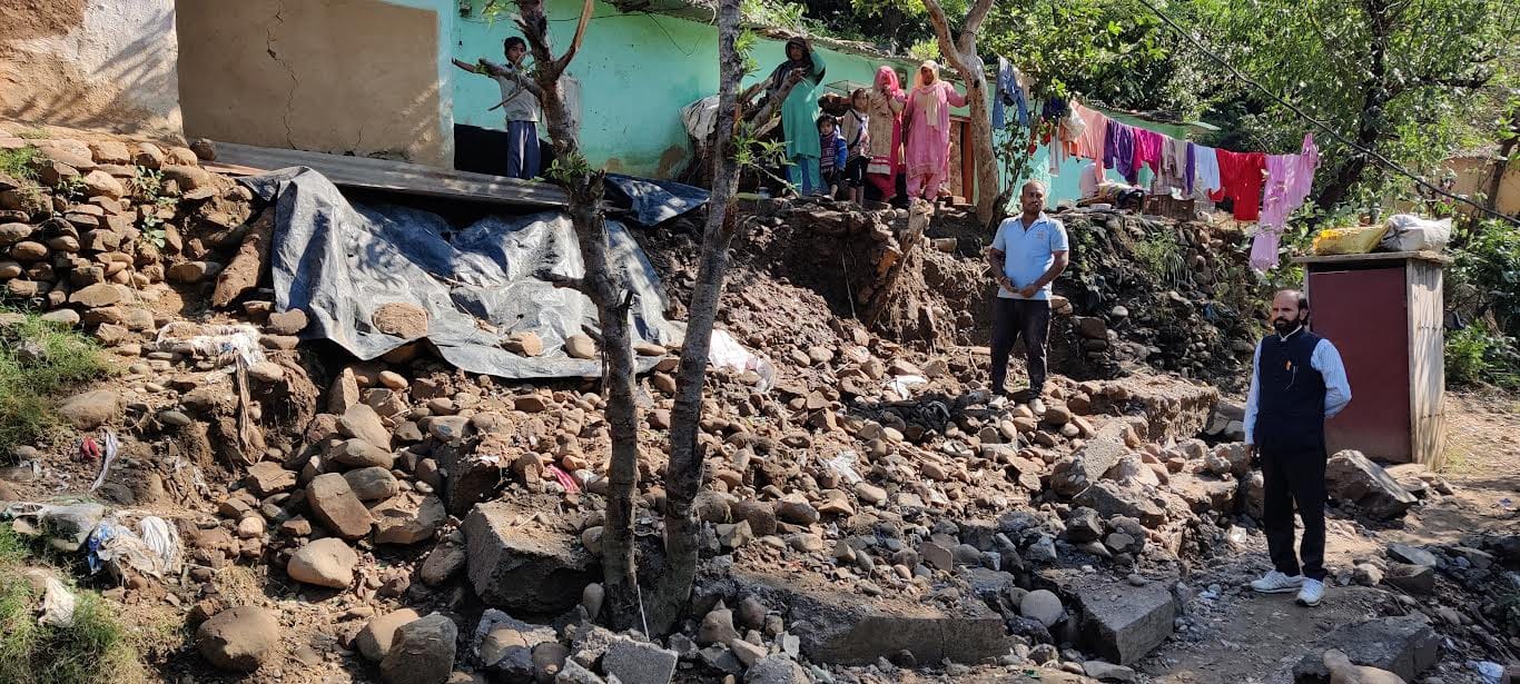 वार्ड 20 के लोअर सयाल सल्लन क्षेत्र में बारिश से गिरे कच्चे मकान का जायजा लेते पार्षद व अन्य वार्ड 20 के लोअर सयाल सल्लन क्षेत्र में बारिश से गिरे कच्चे मकान का जायजा लेते पार्षद व अन्य