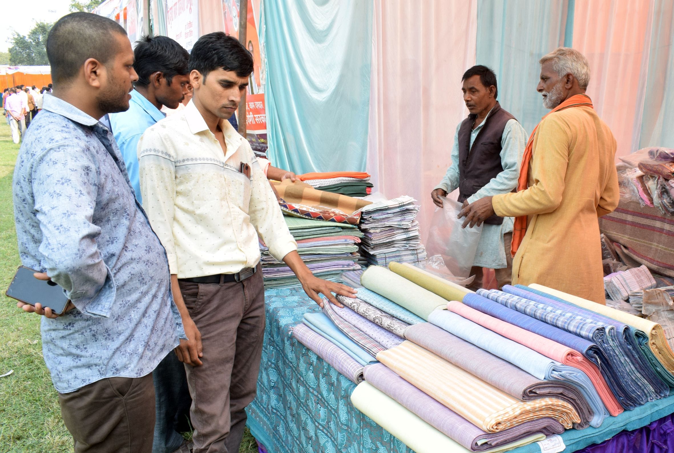 फोटो-34-खादी ग्रामोद्योग विभाग के लगे स्टाल में बेडशीट दिखाते भूरज सेवा संस्थान के सदस्य रामनरेश ?