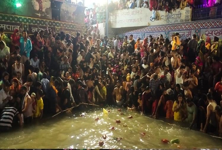 राधाकुंड में उमड़ा आस्था का सैलाब