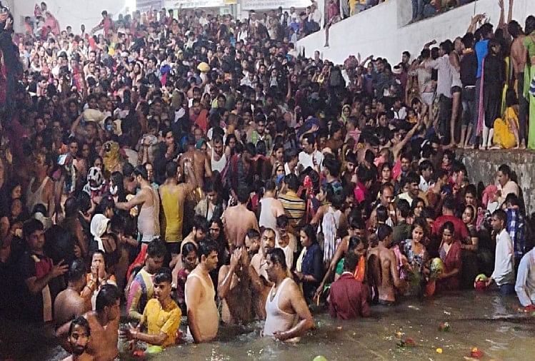 राधाकुंड में उमड़ा आस्था का सैलाब