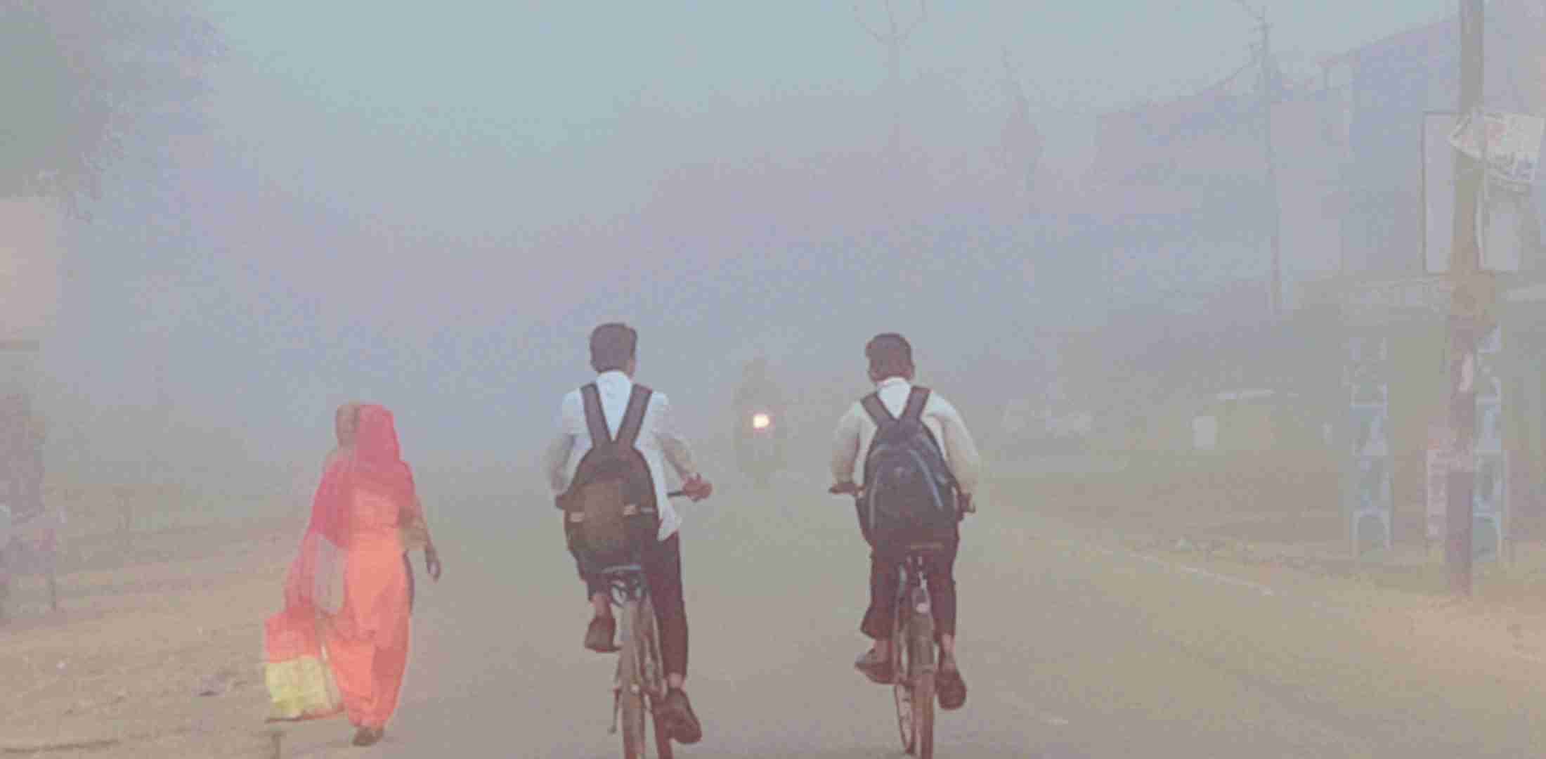 आ गया कोहरा....  रामपुर। बिलासपुर में गुरुवार की सुबह नैनीताल हाईवे पर छाए सीजन के पहले घने कोहरे से 