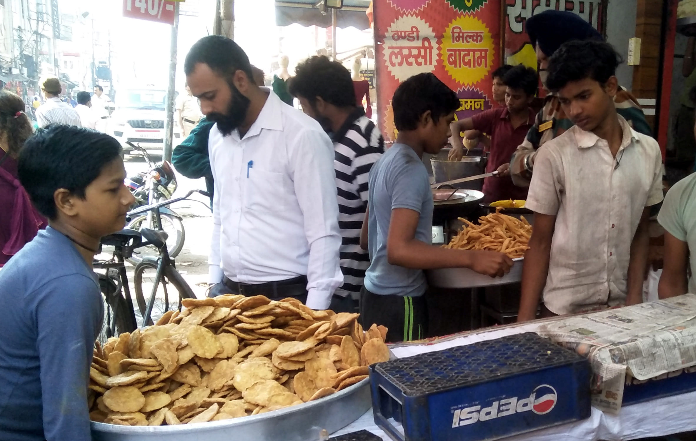 अंबाला छावनी स्थित गुड़ बाजार से अतिक्रमण हटवाते नगर परिषद अंबाला सदर की टीम। अंबाला छावनी स्थित गुड़ बाजार से अतिक्रमण हटवाते नगर परिषद अंबाला सदर की टीम।