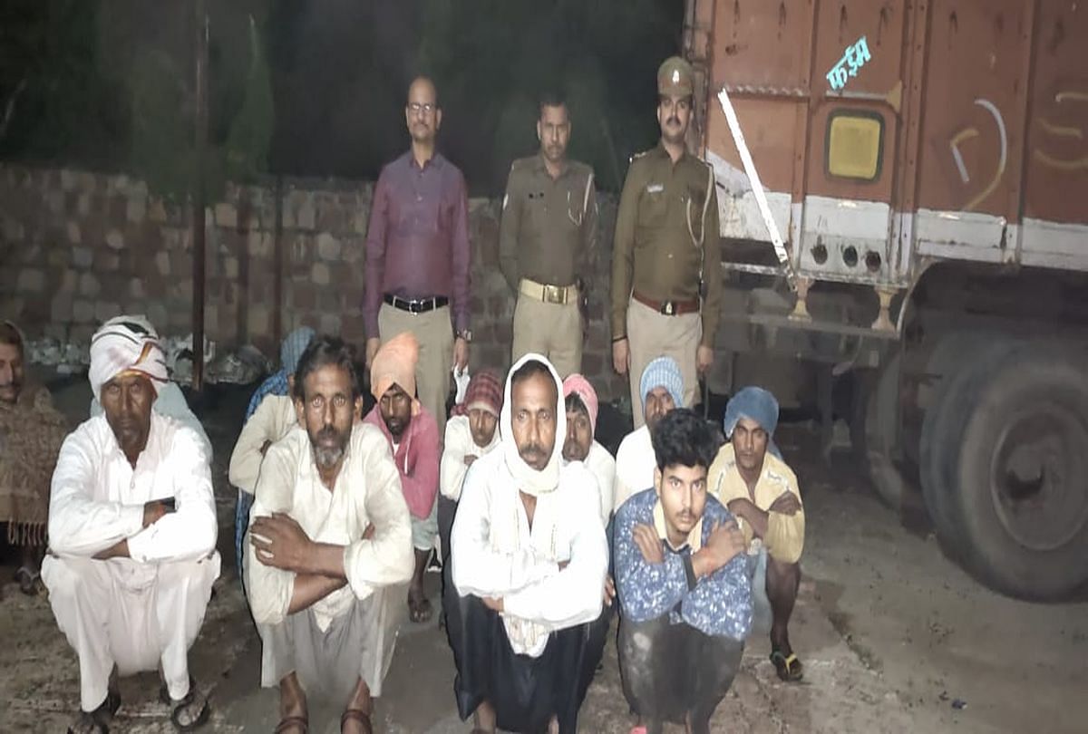 आगरा: पुलिस की गिरफ्त में लोग