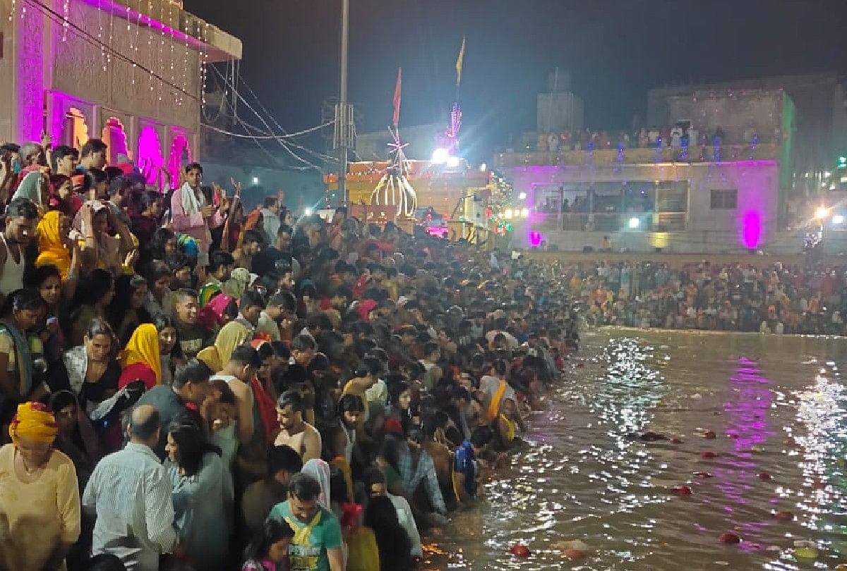 Ahoi Ashtami 2021 Lakhs Of Devotees Take Holy Bath In Radhakund In Mathura - अहोई अष्टमी 2021: मथुरा के राधाकुंड में उमड़ा आस्था का सैलाब, लाखों श्रद्धालुओं ने किया महास्नान - Amar