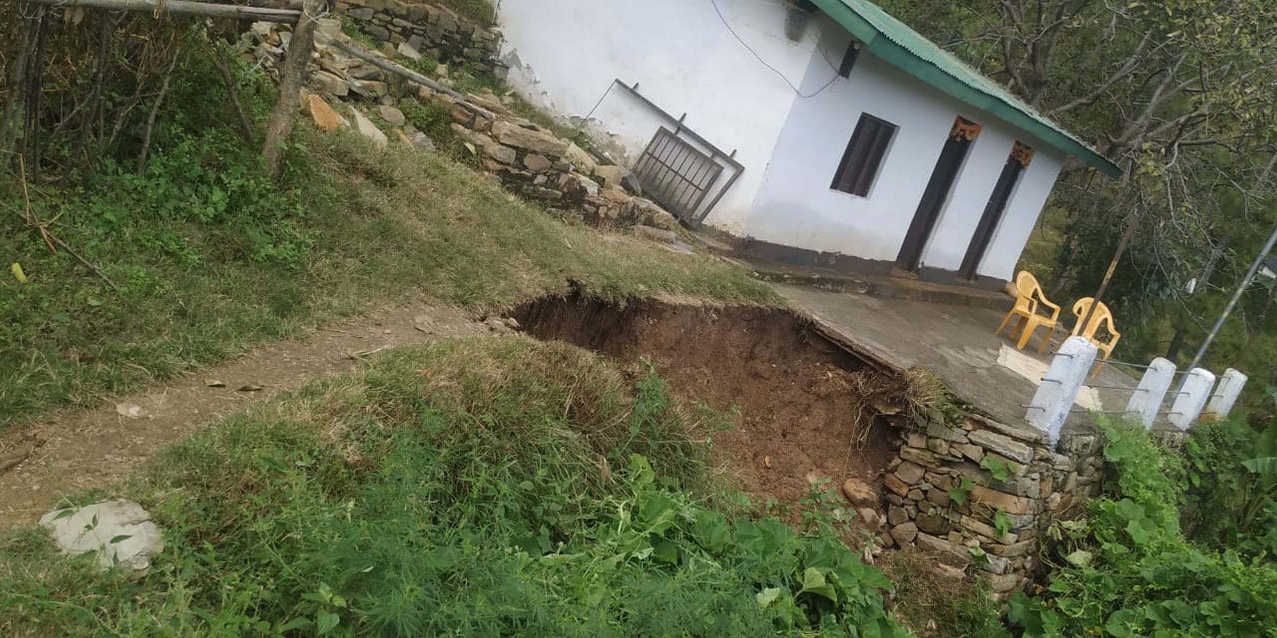 बारिश से सीम गांव में मकान का क्षतिग्रस्त आंगन। (संवाद)