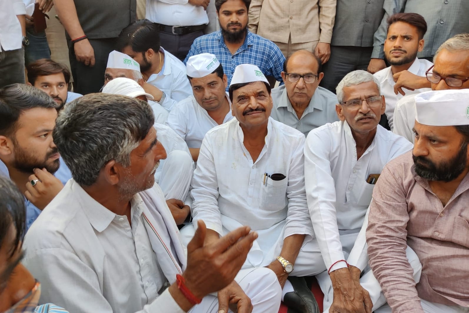 बिजनौर के कस्बा झालू के पास गोल बाग चौराहे पर जाम के दौरान किसानों के साथ बैठे शिवपाल यादव। बिजनौर के कस्बा झालू के पास गोल बाग चौराहे पर जाम के दौरान किसानों के साथ बैठे शिवपाल यादव।