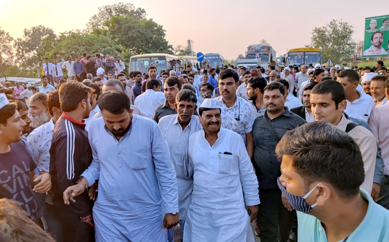 बिजनौर के कस्बा झालू के पास गोल बाग चौराहे पर किसानों के जाम में शामिल शिवपाल यादव। बिजनौर के कस्बा झालू के पास गोल बाग चौराहे पर किसानों के जाम में शामिल शिवपाल यादव।