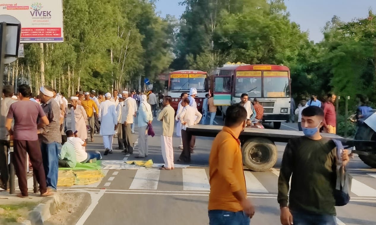 बिजनौर के कस्बा झालू के पास गोल बाग चौराहे पर जाम लगाते किसान। बिजनौर के कस्बा झालू के पास गोल बाग चौराहे पर जाम लगाते किसान।