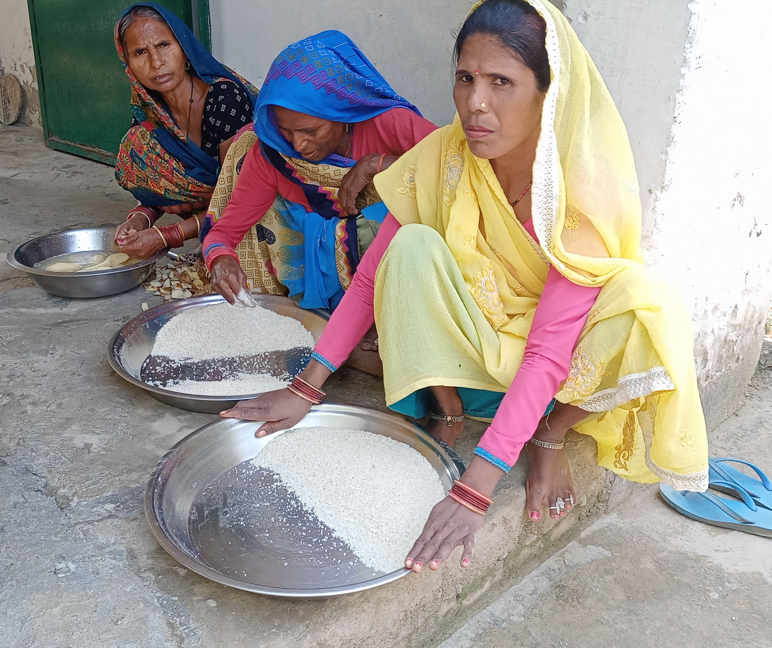 राहत शिविर में खाना बनाने की तैयारी करती महिलाएं। संवाद