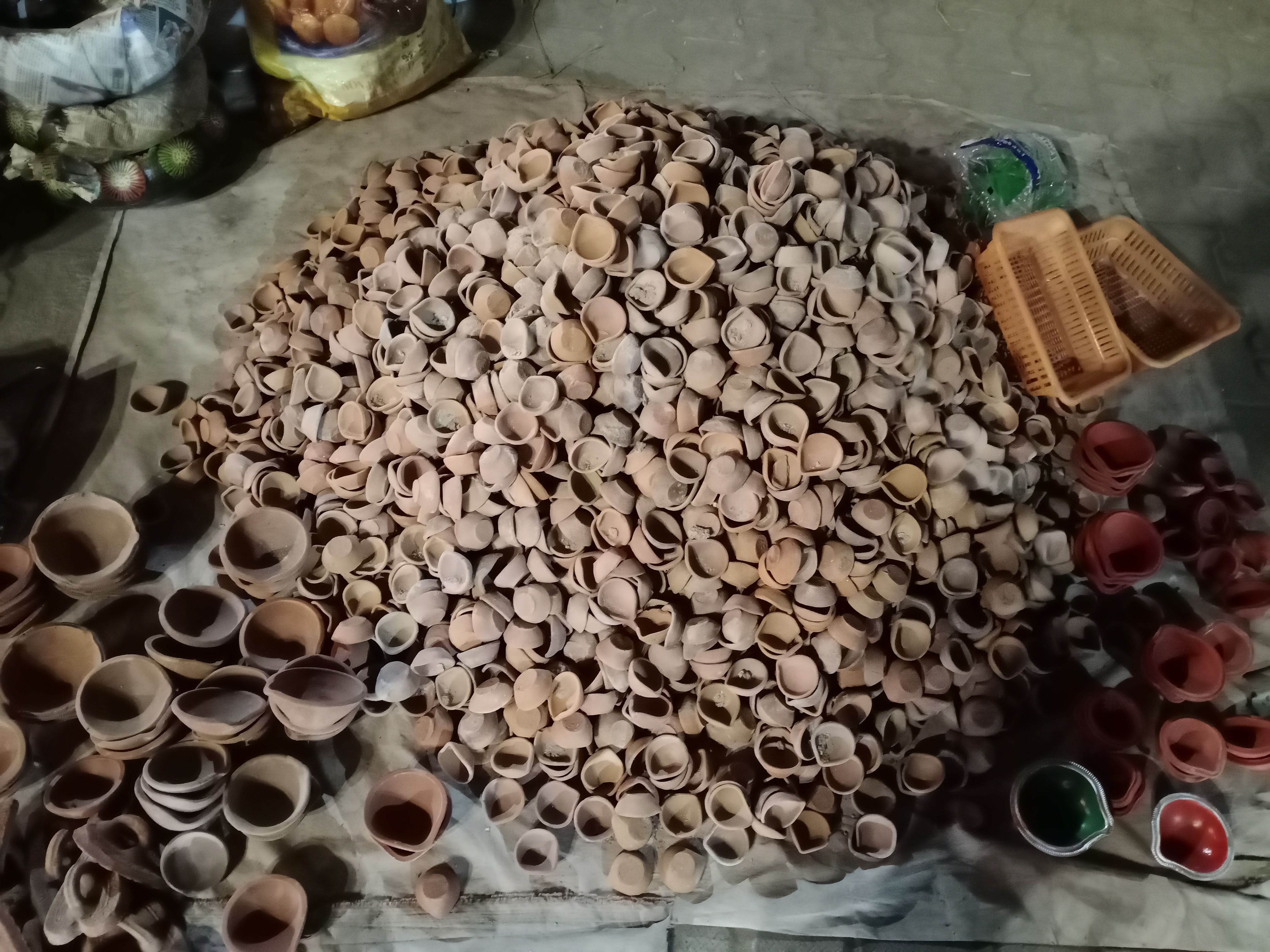 कुम्हारों ने बनाए दीये। कुम्हारों ने बनाए दीये।