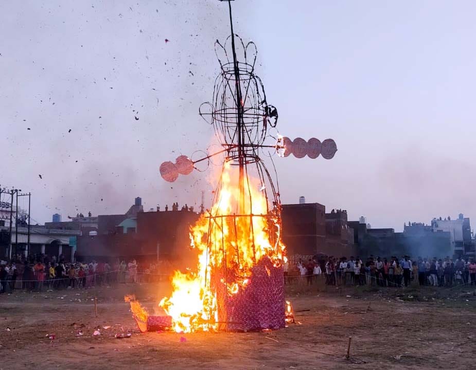 बिल्सी में रावण वध के बाद धू-धू कर जलता पुतला। संवाद