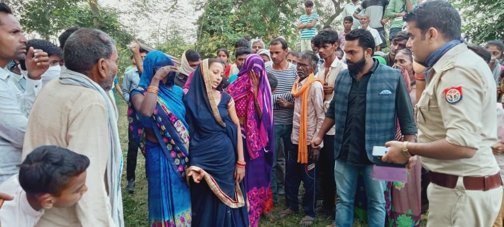 गाजीपुर में रोते बिलखते मृतक के परिजन। संवाद गाजीपुर में रोते बिलखते मृतक के परिजन। संवाद