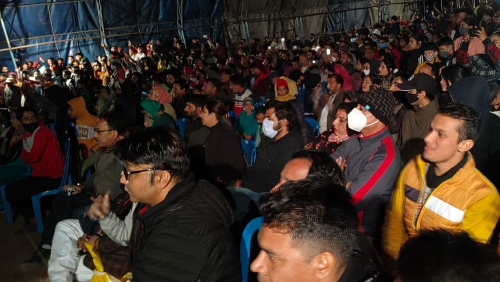 बालीबुड नाईट के दौरान मीका को सुनते लोग:- संवाद बालीबुड नाईट के दौरान मीका को सुनते लोग:- संवाद