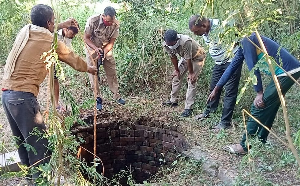 कुएं से मृतक का शव निकालती पुलिस। संवाद कुएं से मृतक का शव निकालती पुलिस। संवाद