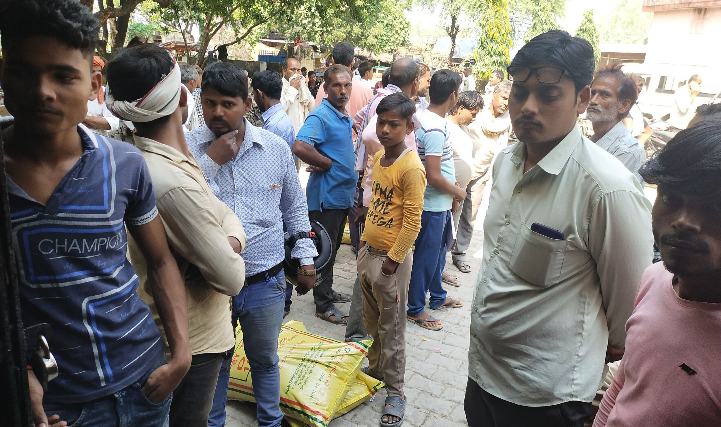 सीतापुर सहकारी समिति में डीएपी के लिए किसानों की भीड़। संवाद सीतापुर सहकारी समिति में डीएपी के लिए किसानों की भीड़। संवाद