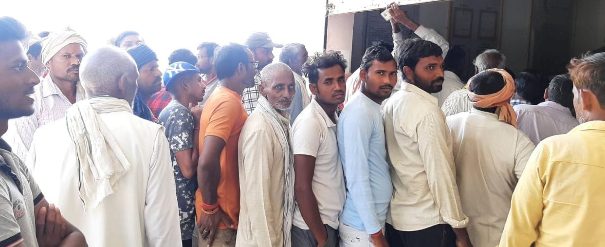 इफको बाजार धाता के बाहर लगी किसानों की लाइन। संवाद इफको बाजार धाता के बाहर लगी किसानों की लाइन। संवाद