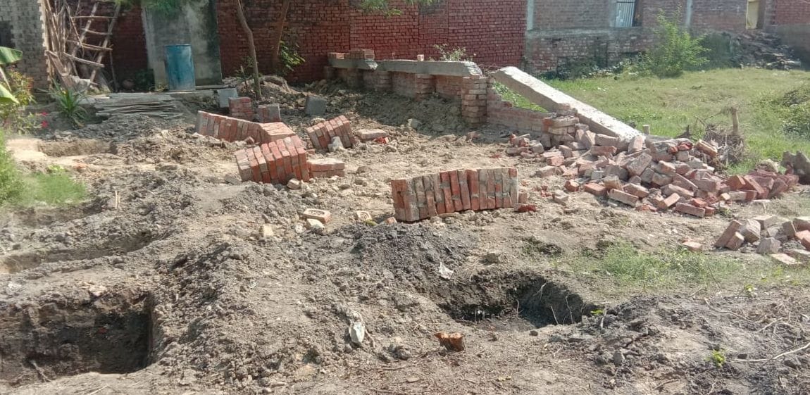 शनिगांव में ढहाई गई निर्माणाधीन बाउंड्री। संवाद