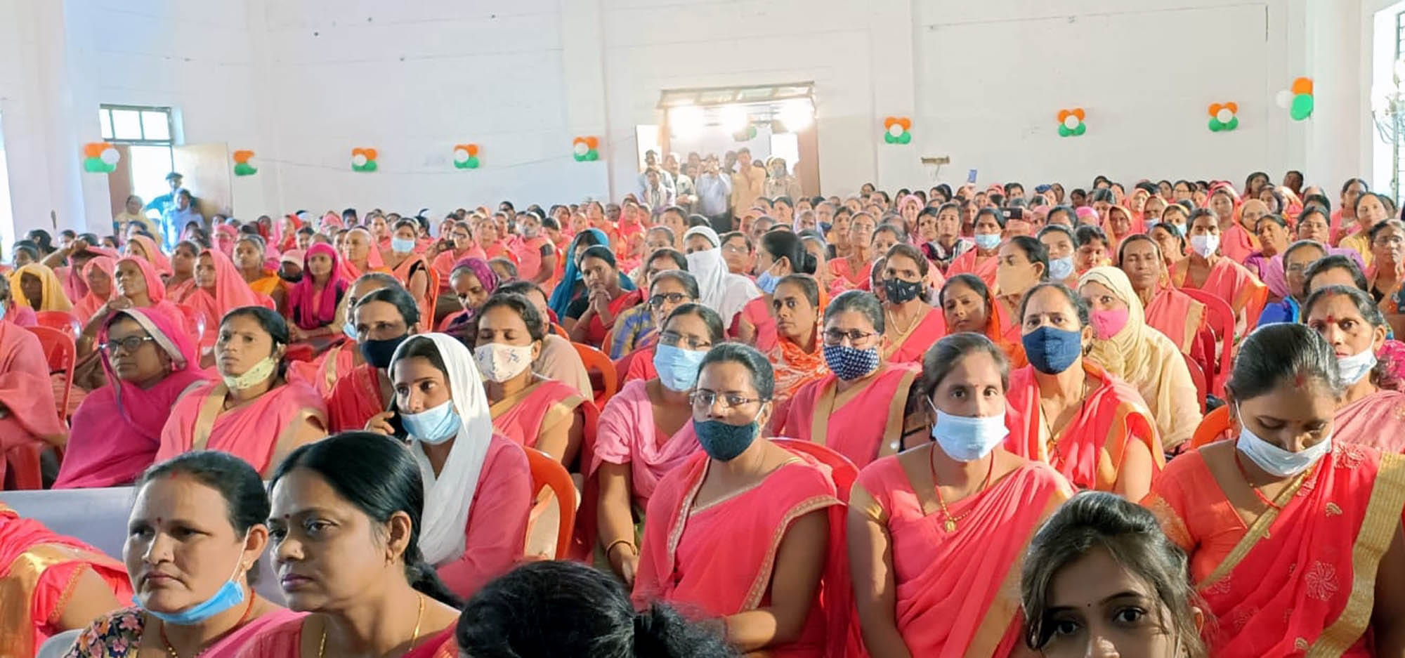 कुछेछा स्थित राजकीय महाविद्यालय सभागार आयोजित कार्यक्रम में मौजूद आंगनबाड़ी कार्यकर्ता।