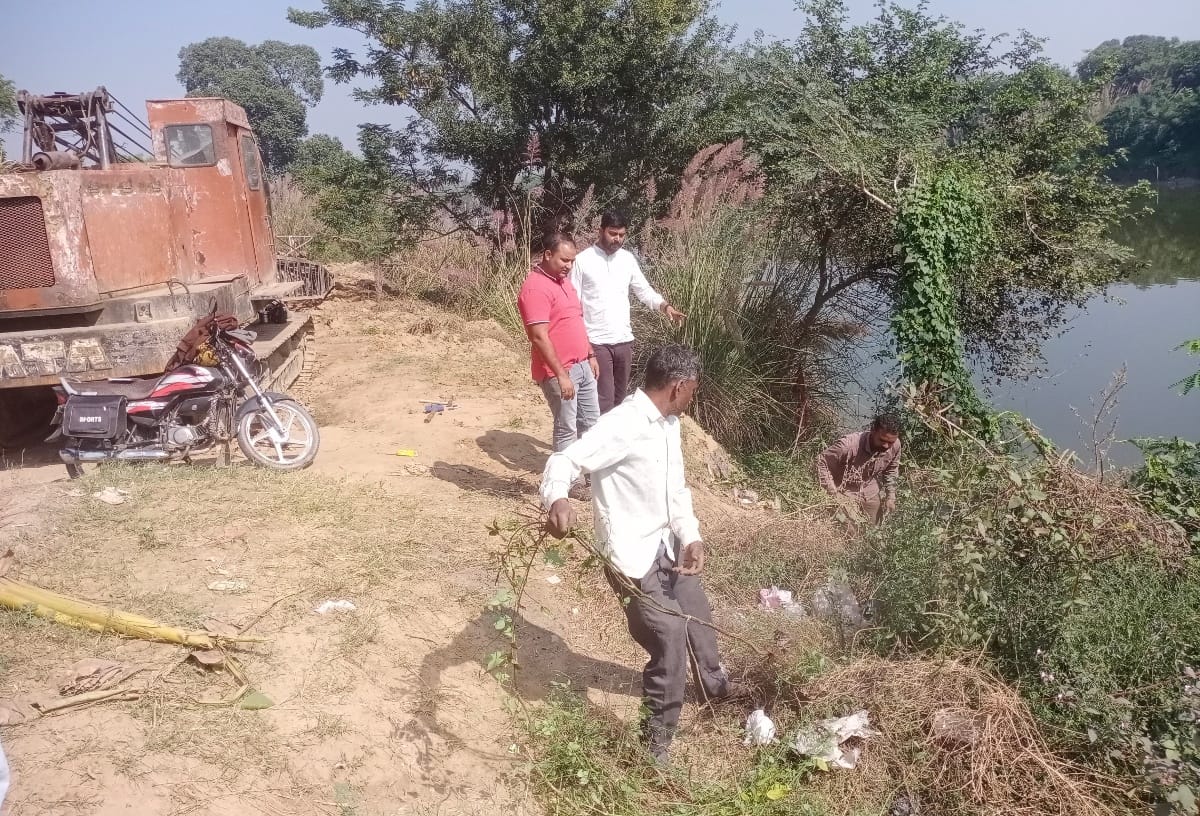 भोपा गंग नहर पुल निर्माण के कार्य में लगे मजदूर व अधिकारी।