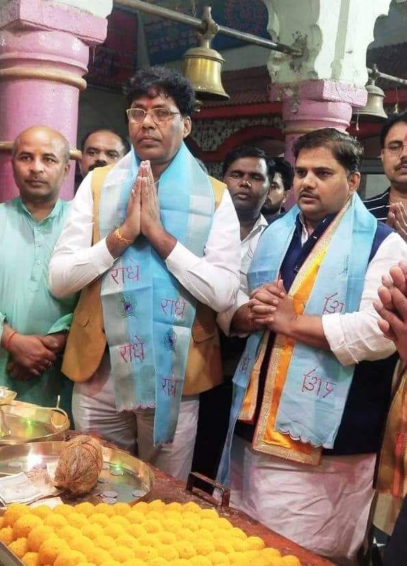 कासगंज के सोरोंजी के तीर्थ स्थल घोषित होने पर भगवान वराह की स्तुति करते भाजपा जिलाध्यक्ष व अन्य भ कासगंज के सोरोंजी के तीर्थ स्थल घोषित होने पर भगवान वराह की स्तुति करते भाजपा जिलाध्यक्ष व अन्य भ